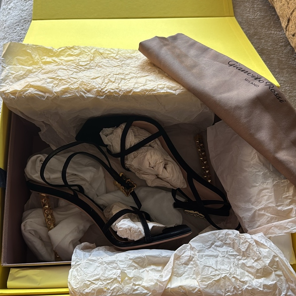 GIANVITO ROSSI
Wonder embellished suede sandals
Size:39.5 - Picture 6 of 8